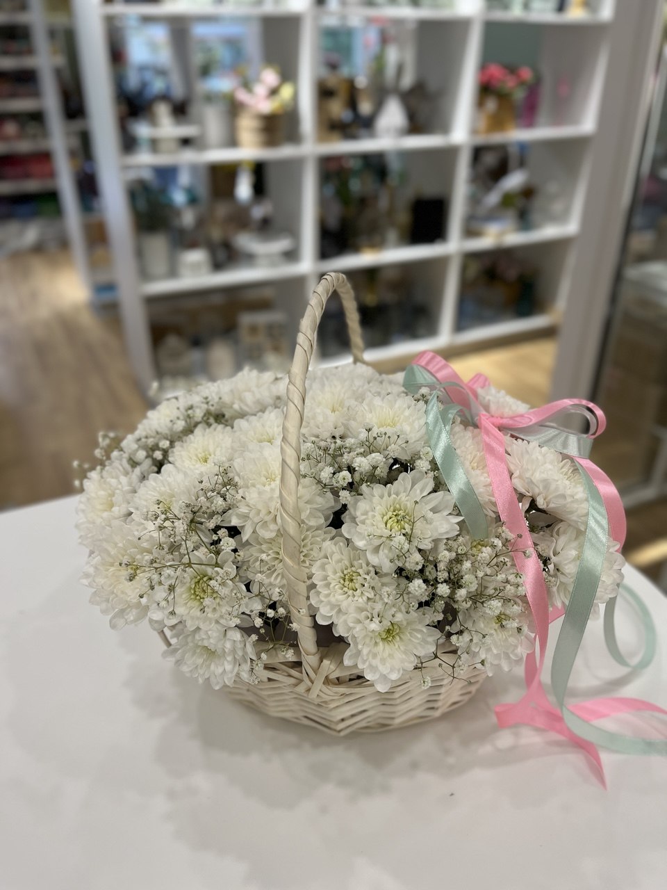 Корзина из белых хризантем