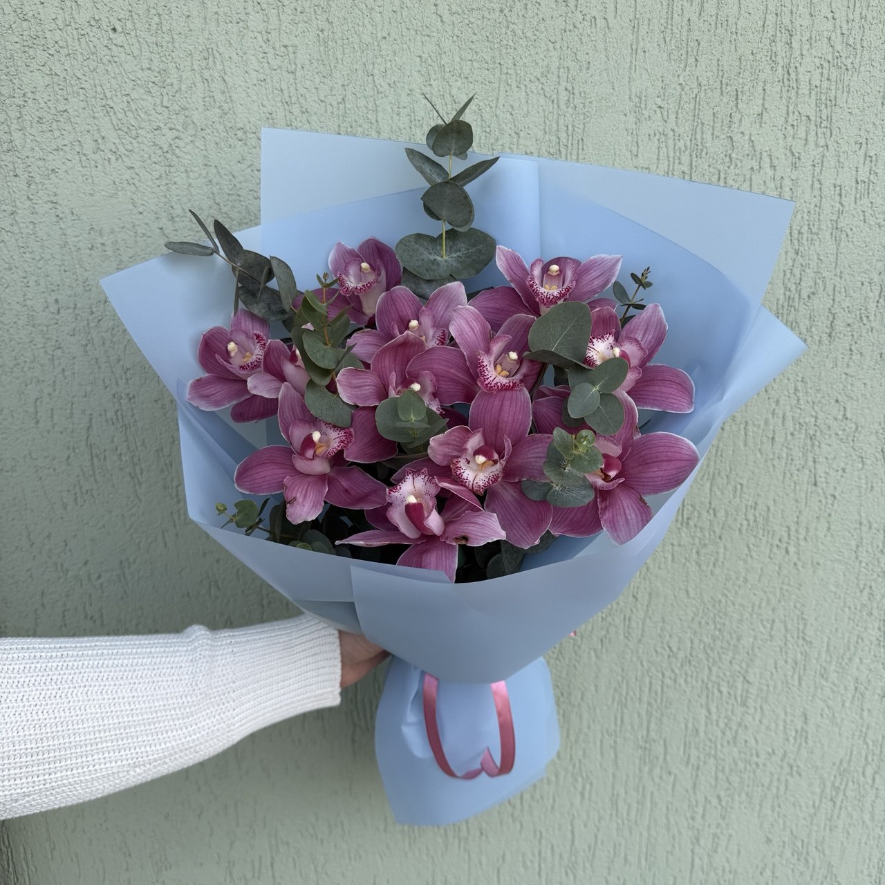 Букет орхидей с эвкалиптом