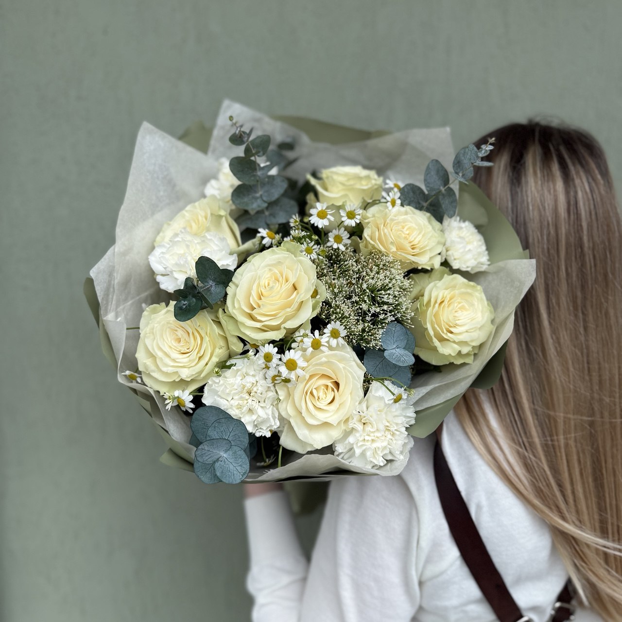 Сборный букет из белых роз с ромашками